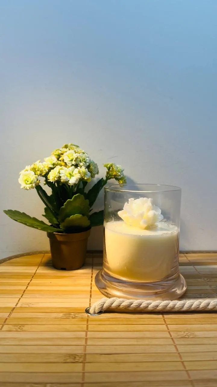 Vela artesanal LC Aromas com flor decorativa e vaso de kalanchoe